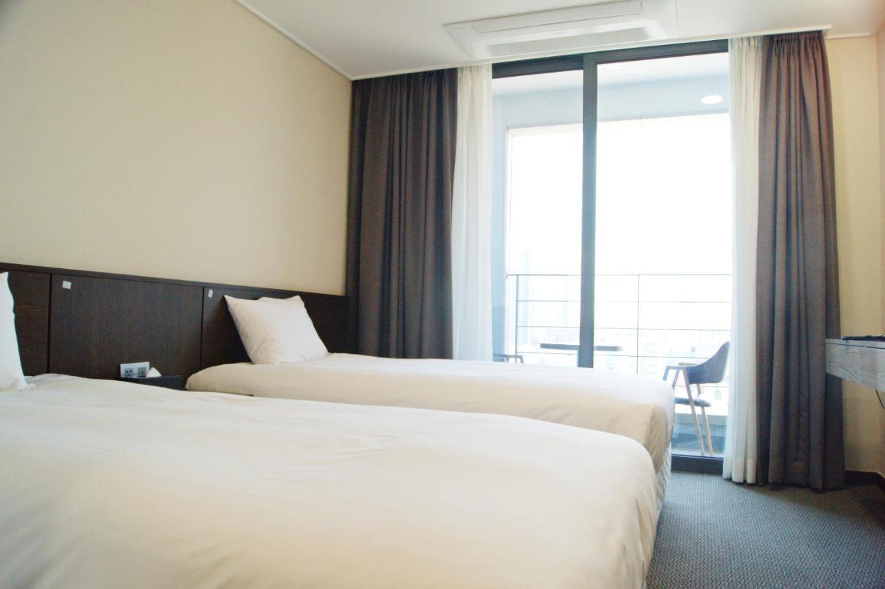 Riviera Incheon Airport Hotel Bagian luar foto