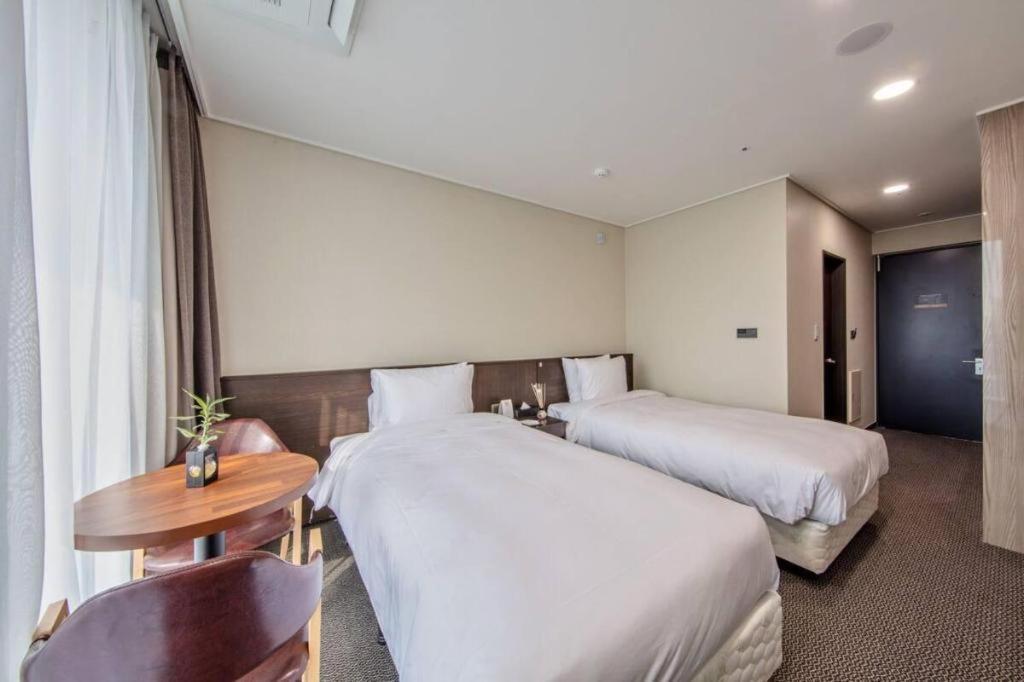 Riviera Incheon Airport Hotel Bagian luar foto