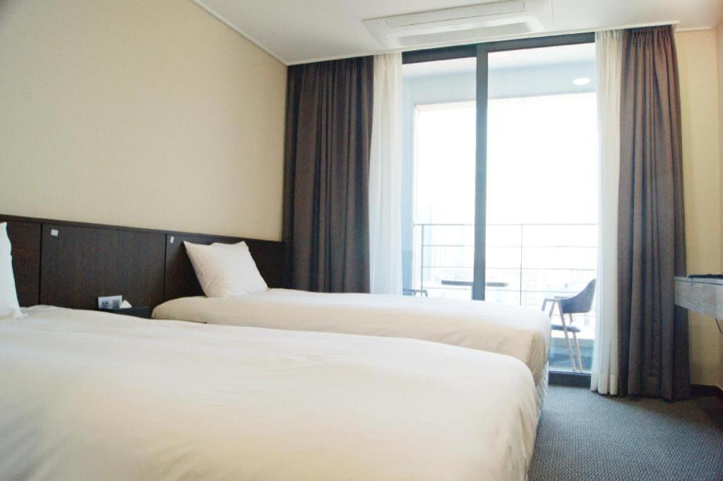 Riviera Incheon Airport Hotel Bagian luar foto