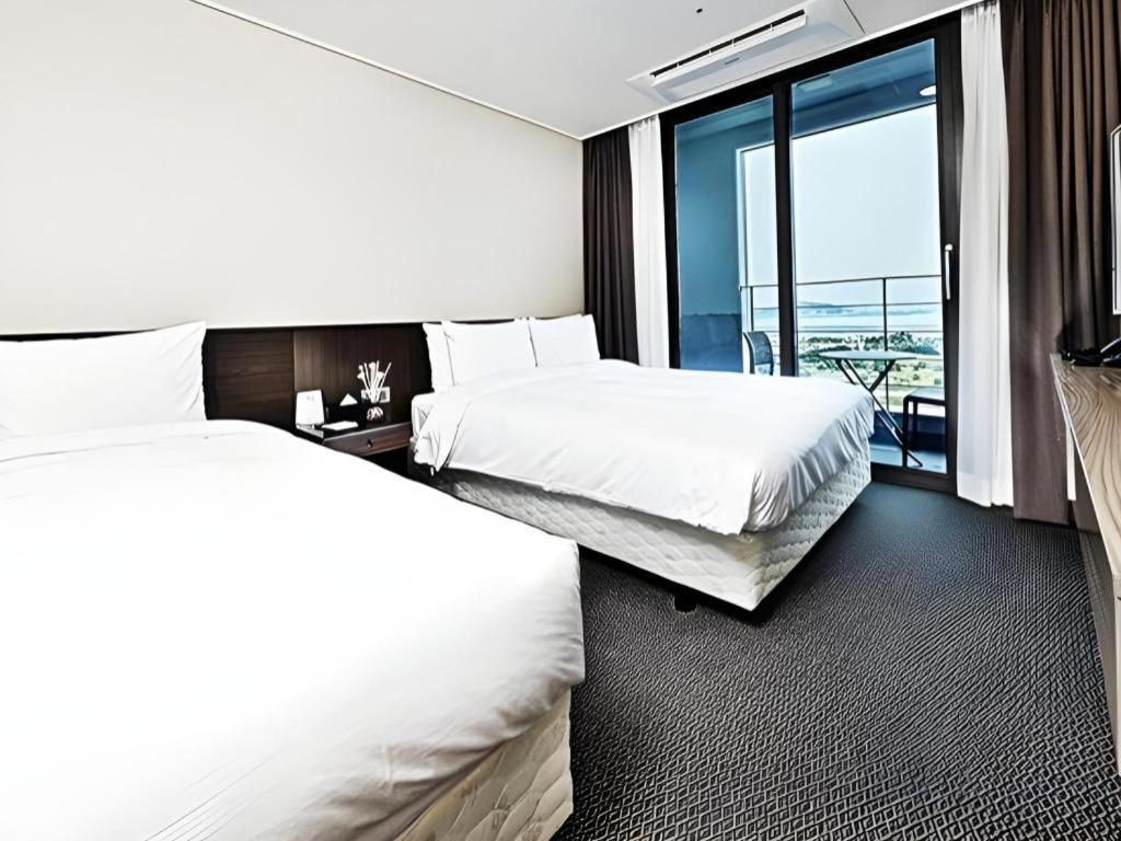 Riviera Incheon Airport Hotel Bagian luar foto