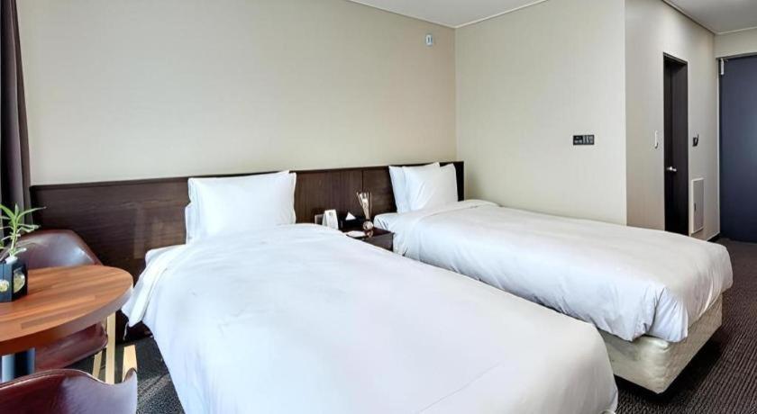 Riviera Incheon Airport Hotel Bagian luar foto