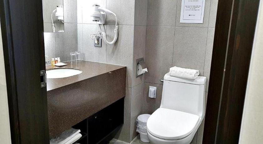 Riviera Incheon Airport Hotel Bagian luar foto