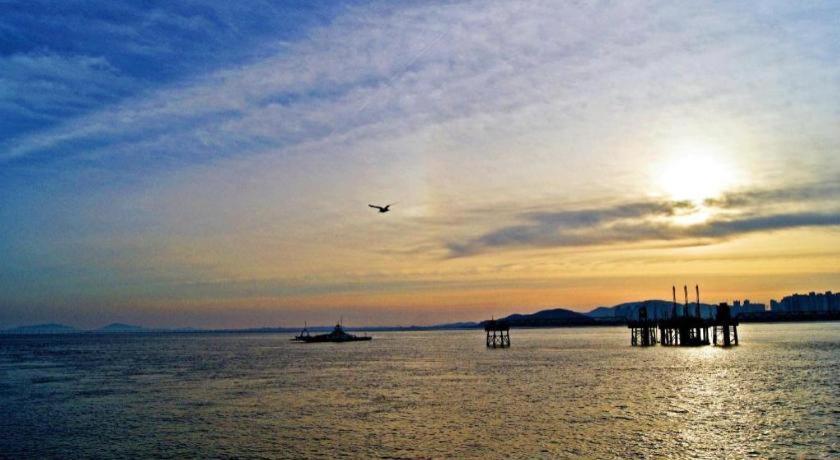 Riviera Incheon Airport Hotel Bagian luar foto
