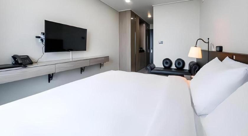 Riviera Incheon Airport Hotel Bagian luar foto